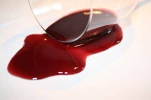 Ein frischer Rotweinfleck auf der Tischdecke - mit Hausmitteln schnell zu säubern