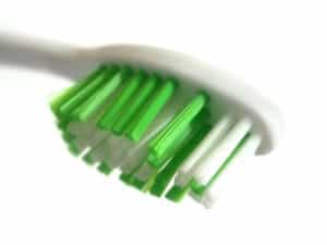 Eine Zahnbürste ist das beste Werkzeug um Blutflecken aus Sofa und Kleidungsstücken zu entfernen