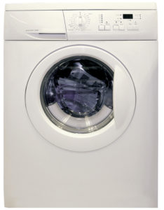 Eine stinkende Waschmaschine lässt sich mit Hausmitteln wie Essig und Zitronensäure einfach reinigen