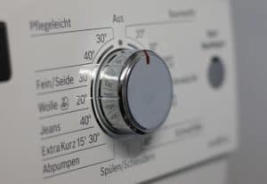 Mit heißem Wasser und einem guten Entkalker lassen sich Kalkablagerungen aus der Waschmaschine entfernen