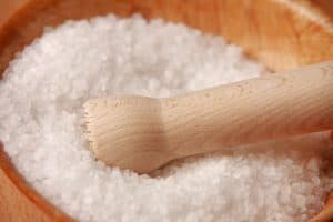 Salz ist ein einfaches Hausmittel zum Entkalken von Geschirrspülern