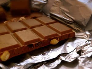 Schokolade: Mit Hausmitteln aus Stoffen, Teppich und Polstern schnell entfernbar.