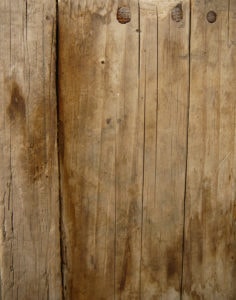 Stockflecken im Holz lassen sich mit einfachen Hausmitteln entfernen