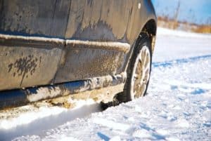 Streusalzflecken am und im Auto im Winter