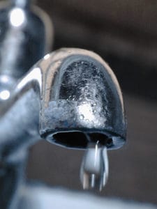 Wenn nur noch wenig Wasser durchkommt ist es an der Zeit die Kalkablagerungen im Inneren zu entfernen